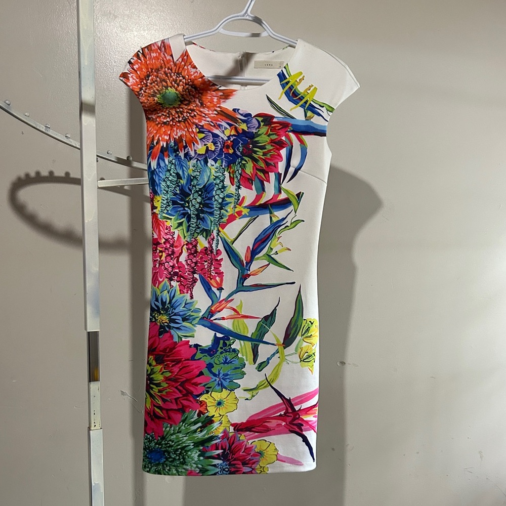Gorgeous floral dress with stretch